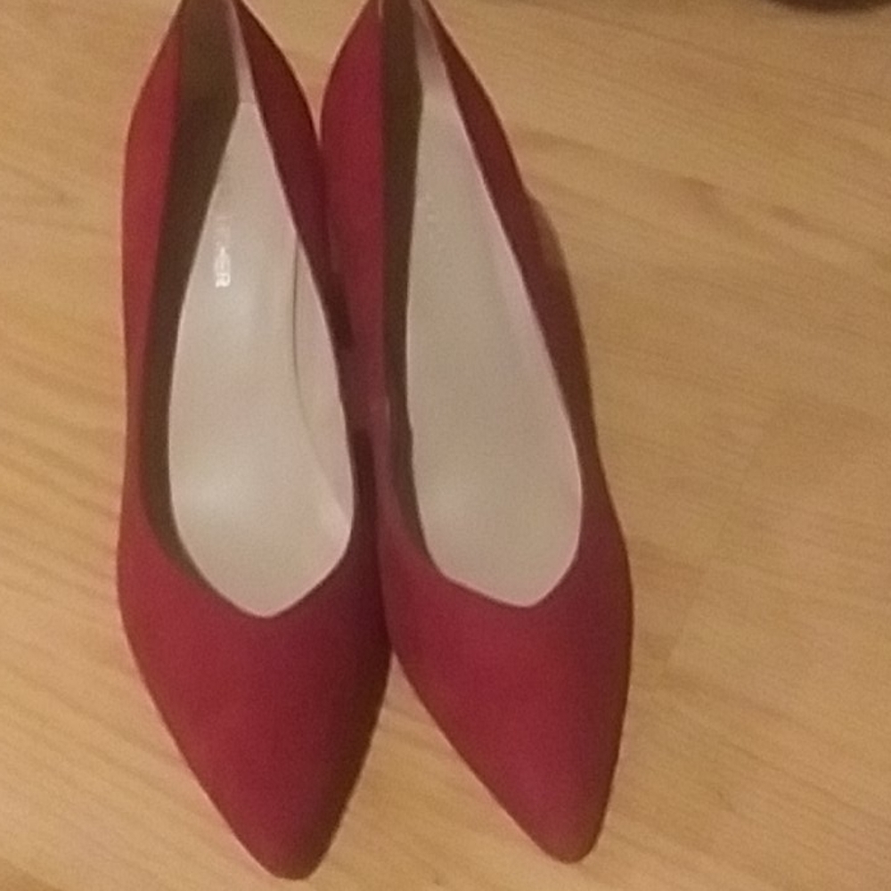 Slightly worn Marc fisher heels very cute